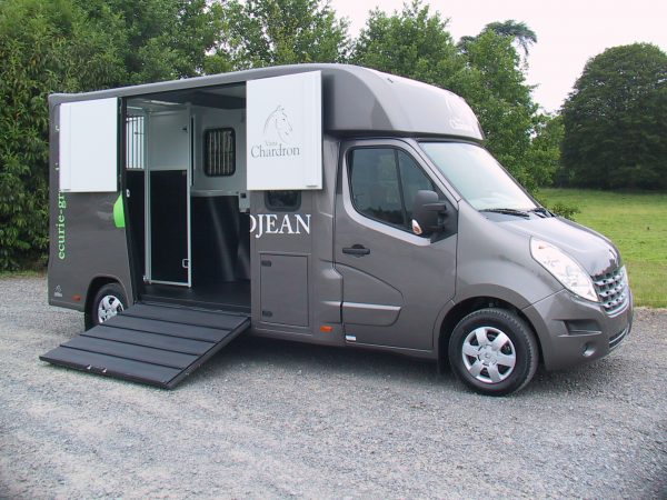 Vans Chardron stalle Deux Chevaux