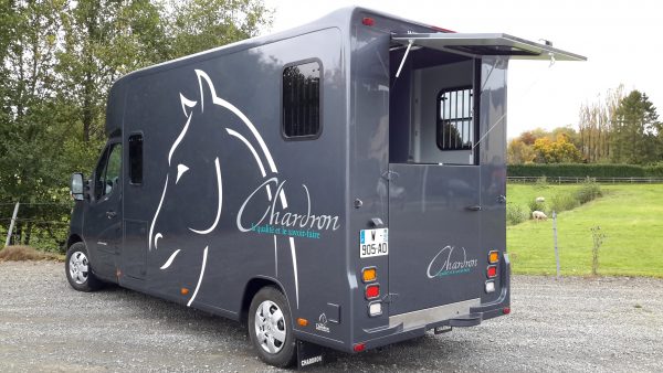 Camion chevaux pour le transport de 2 chevaux, vu exterieur