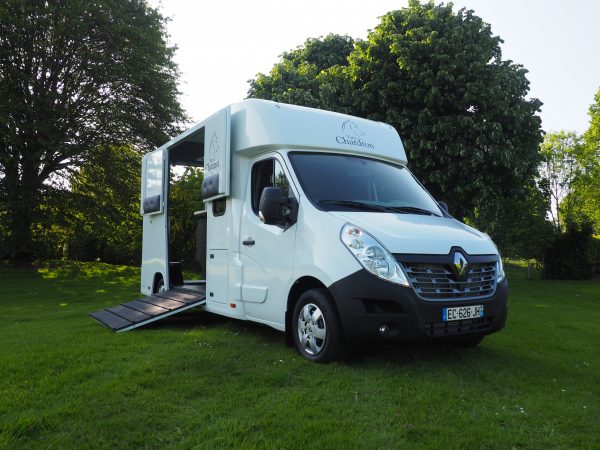 Camion chevaux pour le transport de 2 chevaux, vu exterieur