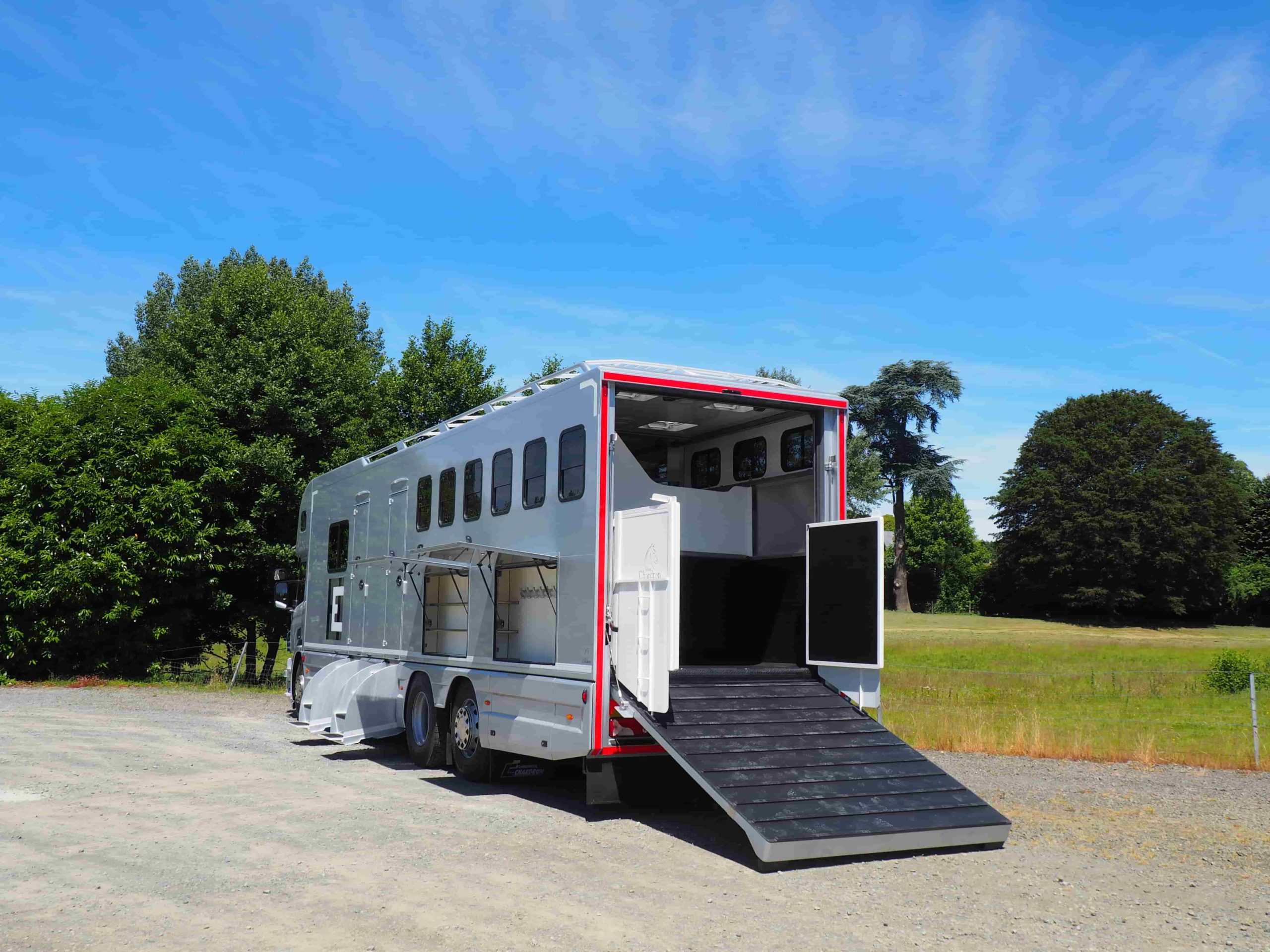 Vans Chardron 6 chevaux et appartement