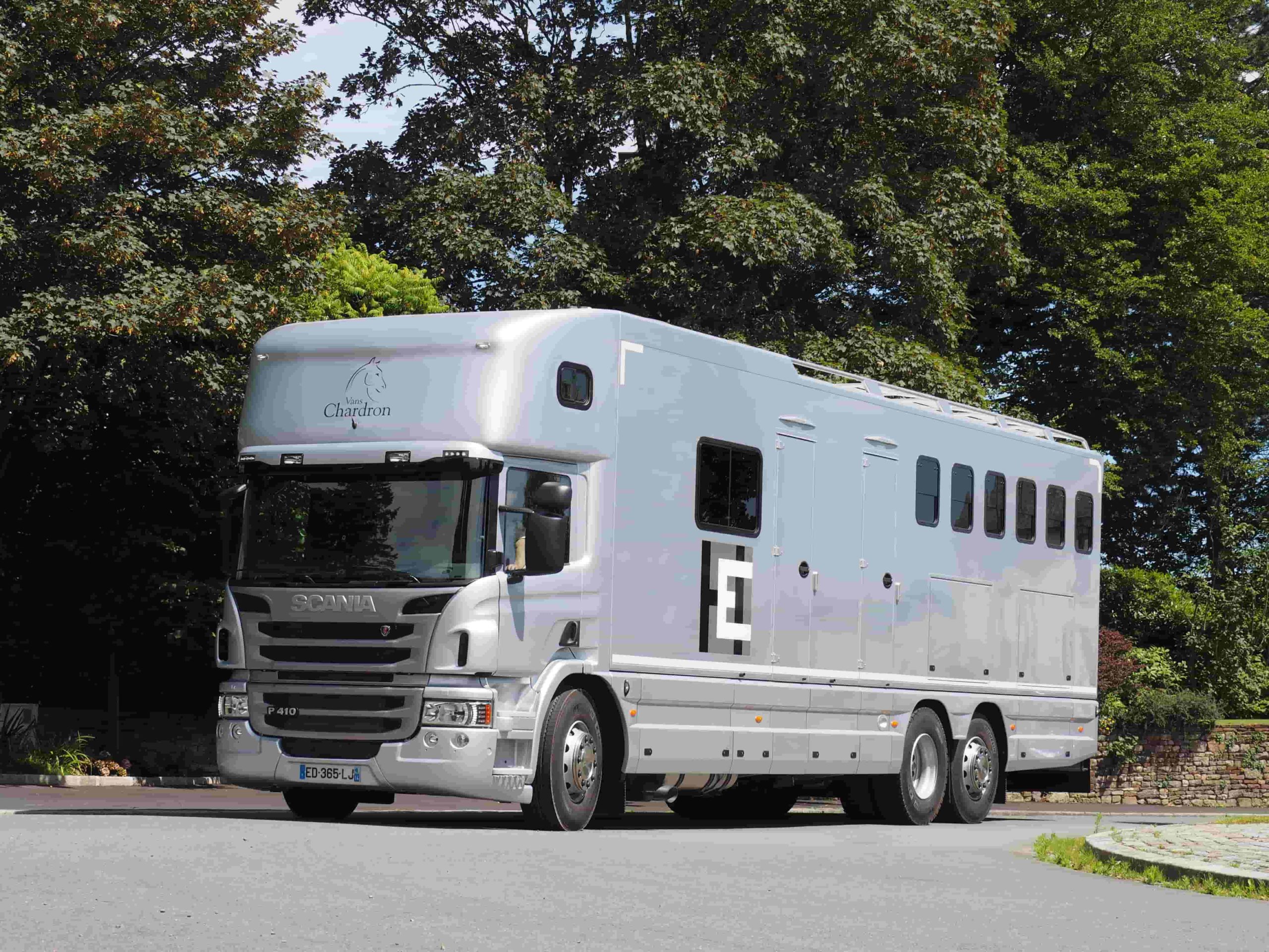 Vans Chardron 6 chevaux et appartement