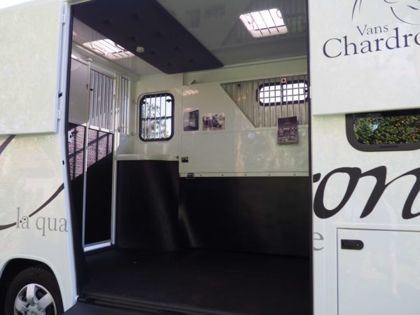 Camion chardron deux chevaux stalle neuf