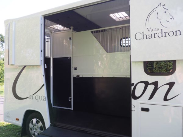 Camion chardron deux chevaux stalle neuf