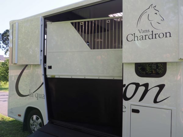 Camion chardron deux chevaux stalle neuf