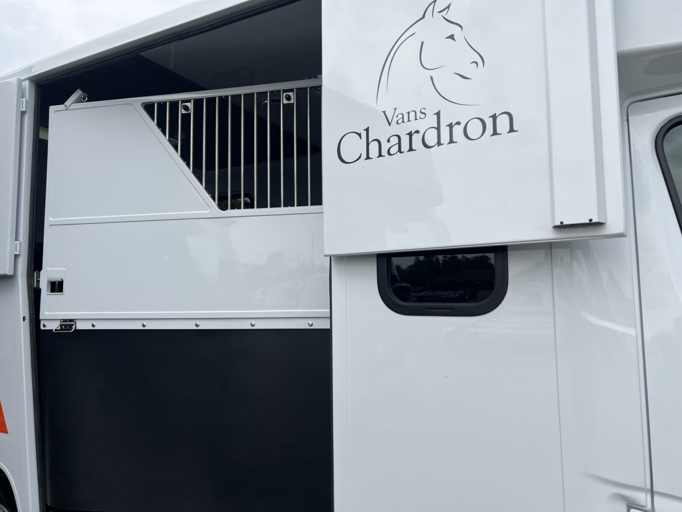 vans-chevaux-chardron-stalle-disponible