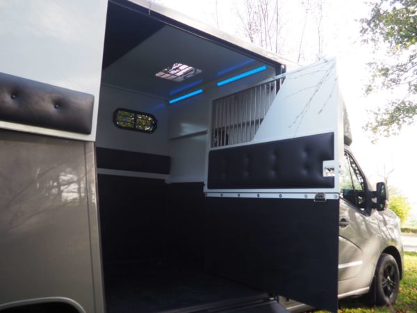 vans-chevaux-chardron-stalle-disponible