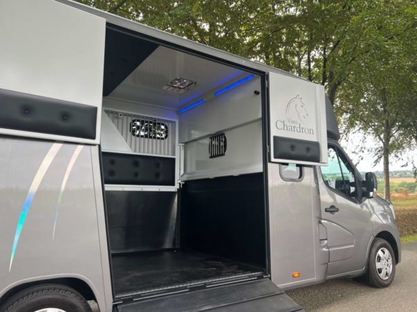 vans-chevaux-chardron-stalle-disponible